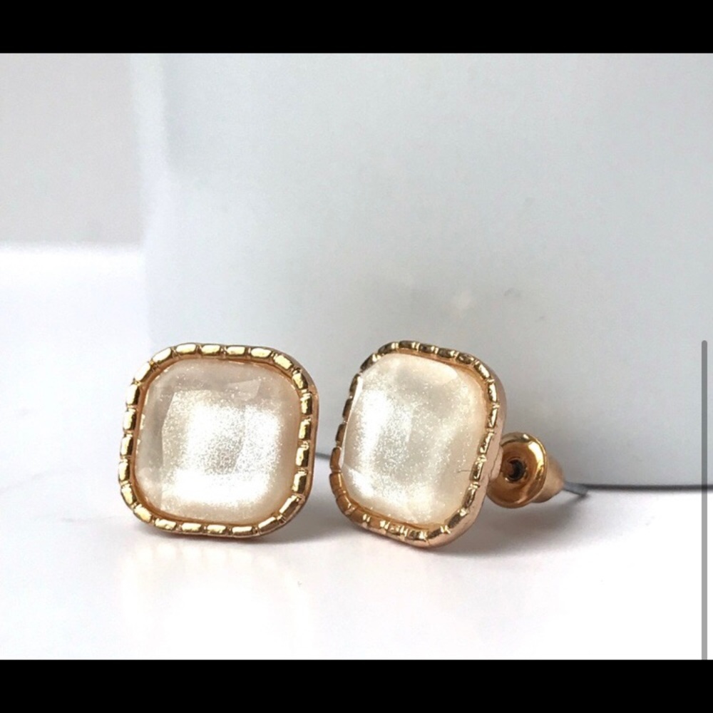 LAST PAIR: Champagne white Homaica marble stud women’s pearlescent earrings - Picture 4 of 4